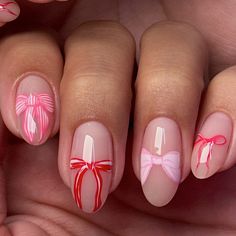 More bows for this season 🎀✨ So fuuun!!! @kokoistusa @nailthoughts clear builder / baby cakes base @mpa_onlinestore color palette for the bows @ateliersalonsupply red and white gel polish for the bows @luxury.nailshop akzentz shine on top coat #manicure #manicuracombinada #caguasuñas #uñalargas #nailsdesign #nailsnailsnails #nailsofinstagram #nailsinspiration #nailsinspo #nailitdaily #manicura #nails #gelnails #caguas #puertorico🇵🇷 #nails💅 #nailsart #gelpolish #gelpolishnails #gelnailsdes... Holiday Bow Nails, Bow Design Nails, Christmas Nails With Bows, Bow Christmas Nails, Christmas Nails With Bow, Bows On Nails, Bow Nails Design, Nails With Bow Design, Pink Bow Nails