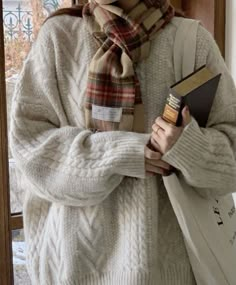 autumn playlist linked Taylor Swift Album, Rory Gilmore, Fall Fits, Best Seasons, Autumn Cozy, Outfits Winter, Winter Aesthetic, Autumn Aesthetic, Hermione Granger