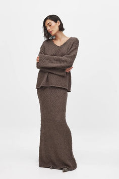 Structured Knitted Maxi Skirt Knitted Maxi Skirt, Branded Outfits, Maxi Rok, Knit Maxi Skirt, Another Round, Sweater Brown, Brown Sweater, V Neck Sweater, V Neckline