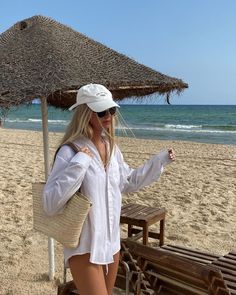 Beachy Summer Outfits, Beach Photo Inspiration, Beach Ootd, Beachy Outfits, Island Outfit, Summer Picture Poses, Shotting Photo, Beach Photography Poses