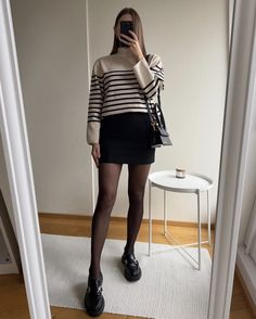 Loafers With Tights Outfit, Loafers Stockings Outfit, Mocassin Outfit Winter, Platform Loafers Outfit Street Styles, Psychology Outfits, Mocassin Outfit, Pumps Outfit, Outfit Retro, Stockings Outfit