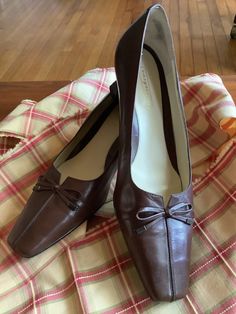 Vintage 70's -80's Brown Leather Pumps by Easy Spirit Square toe front with a seam and a dainty bow Short fan pump heel wrapped in leather Instep cushion with a rubber sole  Chocolate brown  Size 7 M Instep - 10" Heel height - 1 3/4" Ball of foot - 3 1/4"+ Some wear no damages Brown Vintage Shoes, Vintage Pumps Shoes, 1950s Shoes, 70s Shoes, 80s Shoes, Vintage Pumps, Square Toe Shoes, Brown Dress Shoes, Fernandina Beach