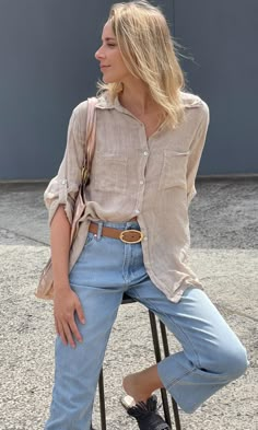 Natural Linen Shirt Outfit, Linen Shirt Tucked In, Women's Linen Shirt, Line Shirts Women Outfit, Woman Linen Shirt, Linnen Shirts Outfit Women, Cream Linen Shirt Outfit, Linen Shirt Work Outfit, Beige Button Down Shirt Outfit