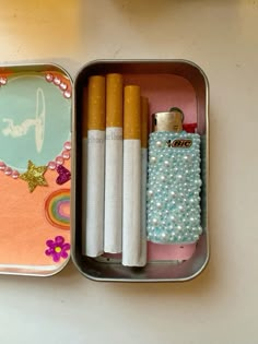 Lighter Case Aesthetic, Cute Altoid Tin Ideas, Decorating Altoid Tins, Modge Podge Tin Cans, Lighter Keychain Diy, Lighter Ideas Diy, Decorate Lighters Diy, Lighter Diy Decorated, Altoid Tin Ideas Diy Survival Kits