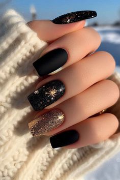 Black And Gold Christmas Nail Designs, Black Nails For Christmas, Short Black Nails Designs Simple, Christmas Nail Black, Winter Acrylic Nails Ideas, Black And Gold Nails Design Classy, Simple Cute Christmas Nails, Black Winter Nails Designs, Nail Art Black And Silver