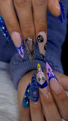 Corpse Bride Acrylic Nails, Halloween Nails Characters, Caroline Nails Art, Nail Themes Ideas, Halloween Cartoon Nails, Tim Burton Nail Designs, Character Nails Acrylic, Cartoon Halloween Nails, Home Alone Nails