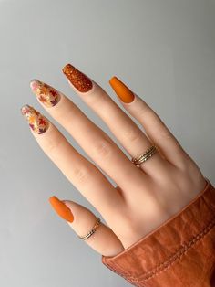 Autumn Nails Almond Shape, Autumn Glitter Nails, Autumn Orange Nails, Orange Nails Autumn, Nail Art Designs Orange, Orange Autumn Nails, Autumn Nails Orange, Autumn Leaf Nails, Orange Nail Color