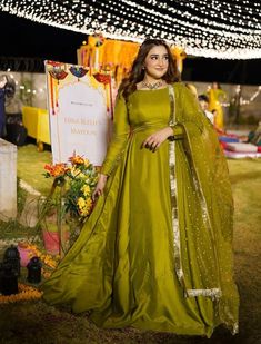 Mayoun Dress Pakistan, Long Frocks Pakistani, Mayoun Dress, Frocks Pakistani, Mehndi Outfit Ideas, Haldi Outfit Ideas, Simple Mehndi Dresses, Mayon Dresses, Lace Designs On Suits