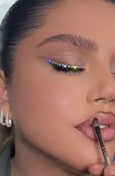 Niki Tutorials Makeup Looks, Lashes With Diamonds, White Shimmer Makeup Looks, White And Silver Makeup, Silver Makeup Ideas, Eye Makeup Beginners, Makeup For Parties, New Year Makeup Ideas, Pearl Eye Makeup