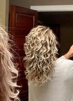 Curly Hair Photos, Curls For Long Hair, Dye Ideas, Summer Hair Color For Brunettes, Haircuts For Medium Hair, Winter Hair, Short Hairstyle, Mid Length Hair, Permed Hairstyles