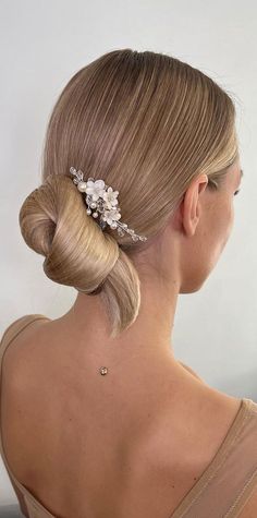 Bun Elegant, Lob Bob Hairstyles, Tutorial Chignon, Ponytail Hairstyle Ideas, New Year Hairstyle, Side Swept Curls, Low Chignon, Bridal Bun, Wedding Hairstyles Medium Length