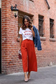 Culottes Outfit Summer, Inverted Triangle Outfits, Spring Pants, Cocktail Jumpsuit, Chique Outfit, Parisienne Chic, Older Women Fashion, Women Fashion Edgy, Pearl Bag