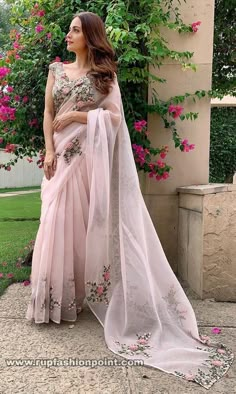 Anamika Khanna Saree, Dia Mirza, Bridesmaid Saree, Anamika Khanna, Modern Saree