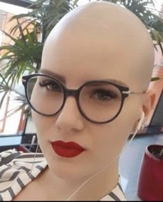 Bald Head Girl, Bald Hairstyles For Women, Buzz Cuts, Hairstyles With Glasses, Bald Girl, Woman Shaving