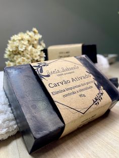 Nosso sabonete de carvão ativado limpa e elimina profundamente as impurezas dos poros e controla a oleosidade da pele. Ajuda a reduz cravos e acnes. Herbal Soap Packaging, Ayurvedic Soap Photography, Charcoal Soap Design, Calendula Soap, Activated Charcoal Soap, Soap Packaging, Handcrafted Soaps, Natural Cosmetics, Bar Soap