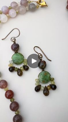 Diy Earrings Tutorial, Green Garnet, Wrapped Earrings, Beading Tutorial, Wire Wrapped Earrings, Bead Shop, Beading Jewelry, Shell Art, Design Jewelry