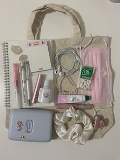 Everyday Bag Essentials, Desain Quilling, What In My Bag, Bags Aesthetic