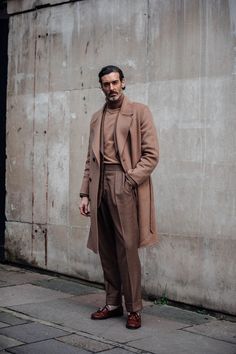 London Mens' Fashion Week Street Style 2018 | British Vogue #MensFashion2018 London Fashion Week Street Style Men, London Mens Fashion, Mens Fashion Week Street Style, Mens Fashion 2018, London Fashion Week Mens, Week In Paris, Street Style 2018, Herren Style, Men With Street Style