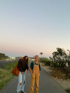 Surfer Girl Style Outfits Winter, Granola Girl Outfits Winter, Granola Fashion, Granola Girl Style, Modest Fits, Bestie Goals