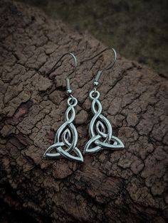 The Mother's Knot Celtic Knot earrings have the intricate beauty of the Celtic knot work. Can you see the mother and child together in the work of the knot? If you love the Celtic knot, these are the perfect earrings for you. Motherhood Celtic Knot Earrings are a beautiful representation of a mother and her child.  As with all Celtic knots, there is deep meaning in the unending threads of the knot- this one winding its way through a Trinity knot to include a mother with her child in her lap. Per Celtic Motherhood Knot, Motherhood Knot, Celtic Motherhood, Irish Knot, Celtic Triquetra, Celtic Knot Work, Celtic Knot Earrings, Knot Jewelry, Celtic Earrings