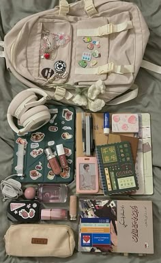 Backpack Aesthetic College, Cute Backpack Accessories, What's In My College Backpack, Backpack Inspo School Aesthetic, Stuff To Put In Your Backpack For School, What S In My Backpack, What To Pack For A Trip, Whats In My Bag Uni Student, Whats In My Backpack For School