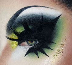 Black Drag Queen Makeup, Green Drag Makeup, Black And Green Makeup, Goth Drag Makeup, Green Goth Makeup, Drag Eye Makeup, Envy Makeup, Skate Date