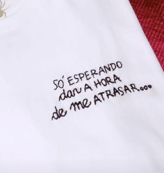 embroidered t - shirt saying so esperanoo dau a hora de me atrasar