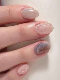 gray marble and white marble oval nails Jelly Marble Nails, Grey Gel Nails, Nails Paint, Classy Looks, Hand Nails, Dark Blue Nails, Grey Nail Designs, Nail Designs Ideas