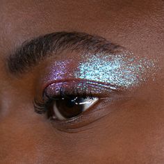 Hazy Eye Makeup, Colorful Hoco Makeup, Eyeshadow No Lashes, Oil Slick Eyeshadow, Body Glitter Makeup, Black Cute Makeup, Natural Colorful Makeup, Opal Eye Makeup, Red Eyeshadow Green Eyes