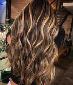 Highlights Brown Hair Balayage, Gold Hair Colors, Brown Hair With Blonde, Hair With Blonde Highlights, Brown Hair Inspo, Brunette Hair With Highlights, Gorgeous Hair Color, Brown Hair With Blonde Highlights, Hair With Highlights