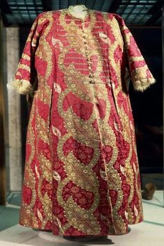 Size: 18x12in Kaftan Belonged to Bayezid Ii, Ottoman Sultan from 1481 to 1512Choose from our catalog of over 500,000 posters! Ottoman Empire Clothing, Embroidery Weaving, Empire Clothing, 16th Century Clothing, Ottoman Sultan, Metal Embroidery, Royal Costume, Ottoman Turks, Turkish Clothing