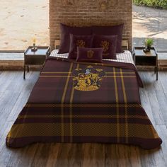 a harry potter bed set with hogwarts crest on it