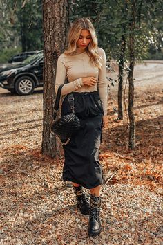 Cargo Skirt Outfit Fall, Cargo Midi Skirt Outfit, Black Cargo Skirt Outfit, Cargo Skirt Outfit, Cargo Midi Skirt, Skirt Outfit Fall, Modest Girl, Midi Skirt Outfit, Trendy Skirts