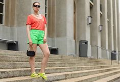 3 Summer Shorts Outfits That Elongate Petite Women’s Legs Orange And Grey Outfit