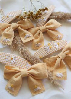 Cute hand-crafted fabric clips to dress up your and your daughter's hair.  A gentle touch to a natural cute look. ♥ DETAILS ♥ Set of 2: bow clip and daisy gingham snap clip - Sunny yellow color - Daisy hand embroidery on each piece - Felt backing for no-slip effect on gingham snap clip - 3 inches long These embroidered clips are made that way, so they don't slip, but stay in place all day long.  Please keep in mind, that hand embroidered items will always have a unique flair and can not look the Hair Snap Clips, Embroidered Bows, Embroidered Hair Bows, Hair Snap, Girls Hair Bows Diy, Diy Hair Accessories Ribbon, Embroidered Bow, Baby Frock Pattern, Fabric Hair Bows