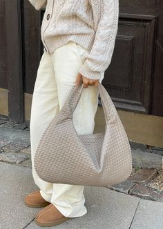 This best-selling With trendy bag is back in stock Everyday Leather Bag, Macbook 13, Vegan Leather Bag, Dark Beige, Essential Bag, Boot Bag, Woven Bag, Everyday Bag, Dress With Boots