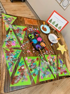 the table is covered with paper and crafting supplies for children to use on crafts