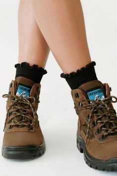 Comfortable Hiking Outfits, Hiking Boots Cute, Aesthetic Hiking Shoes, Aesthetic Hiking Boots, Cute Hiking Shoes For Women, Cute Hiking Boots Women, Hiker Outfits, Hiking Boots Aesthetic, Hiking Shoes Outfit