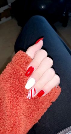 Christmas Nails Red And White Stripes, Red And White Christmas Acrylic Nails, Simple Christmas Nails Red And White, Red And White Winter Nails, Red White And Green Nails, Red And White Nail Ideas, Preppy Christmas Nails, Christmas Nails Red And White, Red And White Christmas Nails