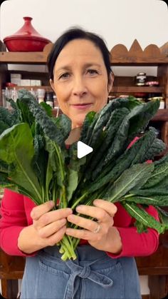 Renata Briano on Instagram: "La pasta con il cavolo nero è un primo piatto saporito, facile e veloce da preparare. Una ricetta ideale da preparare in inverno rustica e appetitosa, perfetta da portare in tavola tutti i giorni.

La ricetta assomiglia moltissimo a quella delle orecchiette con le cime di rapa, in cui la verdura viene bollita in acqua salata insieme alla pasta. Una volta scolata, si passa in padella con olio extravergine di oliva, peperoncino, aglio e acciughe. Una spolverata di pecorino grattugiato rende il tutto ancora più speciale.

Il cavolo nero è un ortaggio molto utilizzato nella cucina toscana, dove viene anche chiamato braschetta. In genere viene cotto a lungo cotto a lungo in zuppe calde e nutrienti, insieme ai legumi e ad altre verdure. Oggi, lo utilizziamo in modo u