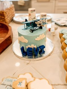 One year flew by! We had the best time celebrating Levi's first birthday party with this adorable airplane theme. Time Flies! Time Flies First Birthday, First Birthday Party Cake, Shipping Cookies, Airplane Theme, Airplane Birthday Party, Baseball Birthday Party, One Balloon, Birthday Plate