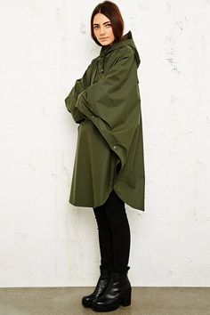 Rains Waterproof Poncho in Khaki Coat Editorial, Coat Illustration, Outfit Rain, Raincoat Pattern, Outfit London, Coat Outfit Casual, Poncho Outfit