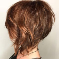 Wispy Layered Angled Bob With Highlights Bob Inversat, Cute Short Haircuts, Short Wavy Hair, Short Wavy, Penteado Cabelo Curto