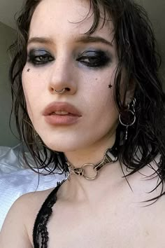 Punk Makeup Looks, Makeup Looks Pretty, Punk Rock Makeup, Black Lipstick Makeup, Fringe Skirt Outfit, Fringe Skirts, Unconventional Beauty, Rock Makeup