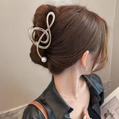 Elegant Ponytail, Sophisticated Hairstyles, Silver Hair Clip, Hair Clamps, Pearl Hair Clip, Metal Hair Clips, Head Hair, Hair Decorations