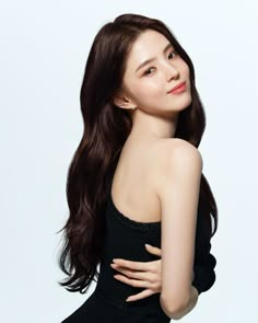 Han Sohee for L'Oreal Paris Bellatrix Black, Korean Photoshoot, Han So Hee, So Hee, Girls Album, Grooming Tips, Portrait Photoshoot, Playing With Hair, Beauty Photos