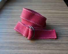 This belt is a vintage item from the '80s. It is made of candy pink woven webbing with white stirches on the edges. It fastens with Drings in silver shade.. Size S-M It is adjustable, you can tight it on as much as you want up to 82cm / 32", total length 95cm / 37.4" including d-rings. Width 4cm / 1.5" The belt is in good vintage condition, it has no wear marks, the canvas has no stains. Similar items: https://www.etsy.com/shop/ForgottenSplendors?ref=seller-platform-mcnav&section_id=20049736 VER Preppy Belt, Close Pin, Nice Belts, Cooling Scarf, Rose Bonbon, Candy Pink, Suspender Belt, Pink Candy, Vintage Accessories