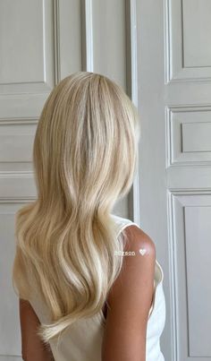 Blonde Soft Curls, Creamy Butter Blonde Hair, Blonde Hair Inspo Fall, Super Blonde Balayage, Warm Light Blonde Hair, Natural Blonde With Highlights, Creamy Blonde Hair Highlights, Solid Blonde Hair, Bright Golden Blonde Hair