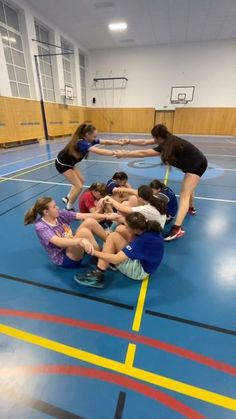 Teamwork Activities For Kids, Indoor Games For Youth, Outdoor Team Games, Funny Games For Groups, Teamwork Activities, Crossfit Kids, Relay Games, Warm Up Games