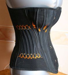 Beautiful flossing on this corset. Corset Inspiration, Cheap Corset, Quilted Robe, Modern Corset, Costume Clothes, Cotton Corset, Corset Vest